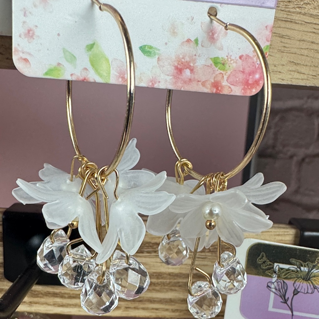 Chic Gold And White Floral Drop Earrings 6$